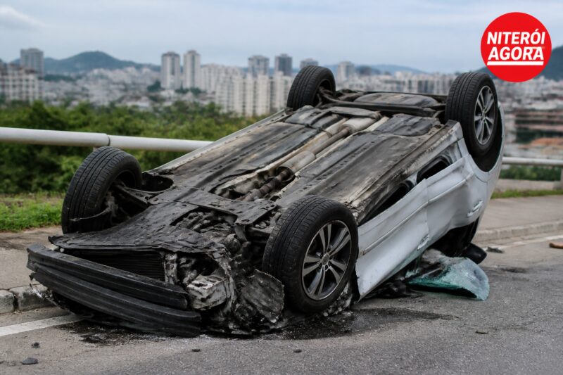 VÍDEOS: Carro capota após forte colisão e deixa dois feridos graves em Niterói