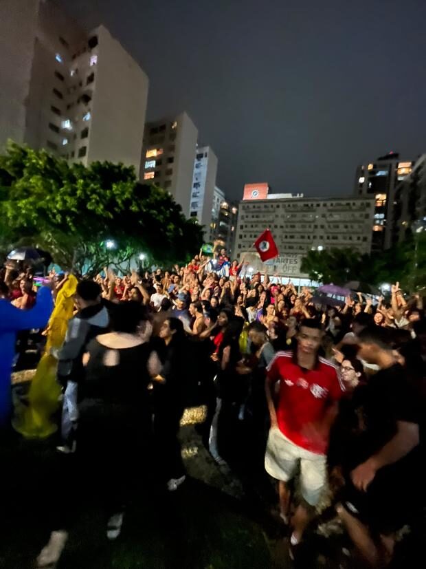 Estudantes de Niterói fazem ato contra Bolsonaro em Icaraí