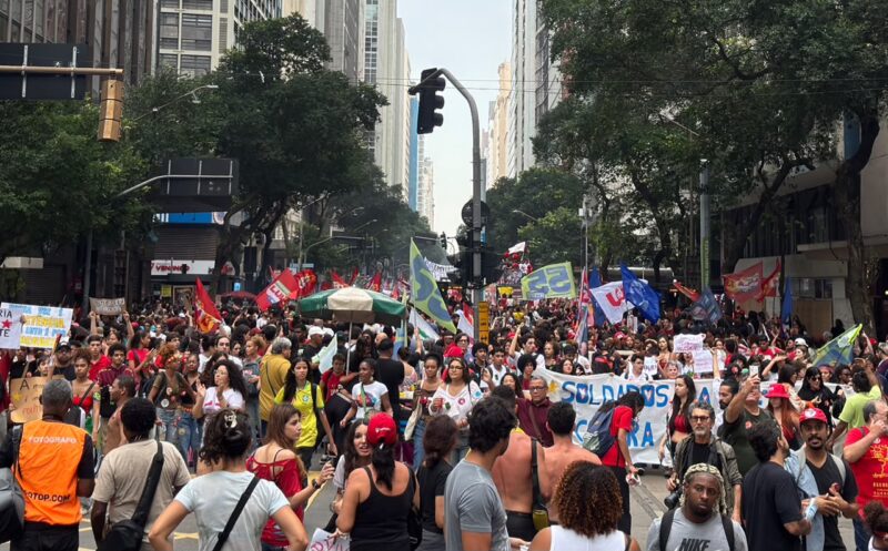 Mobilização estudantil reúne manifestantes no Centro do Rio em apoio a Lula e contra a extrema-direita