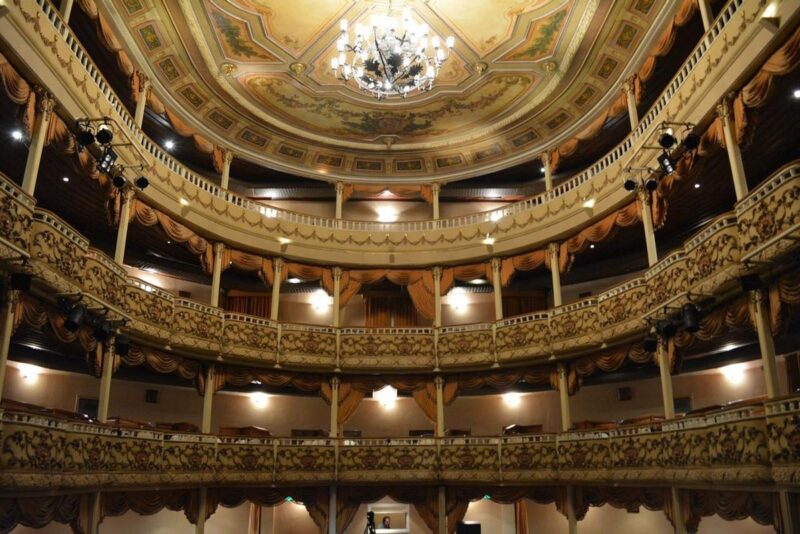 Orquestra com mais de 100 alunos celebra 69 anos com concerto no Theatro Municipal de Niterói