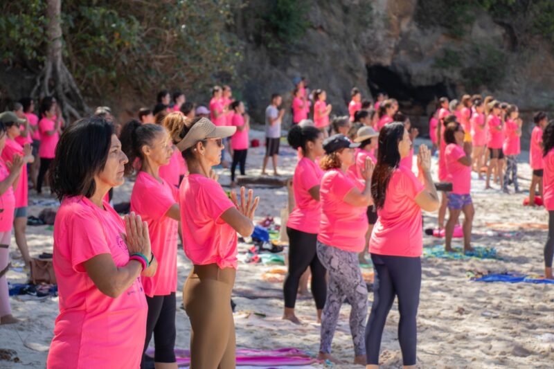 Yoga gratuito em Niterói terá 120 camisetas e aula na Praia da Boa Viagem no domingo